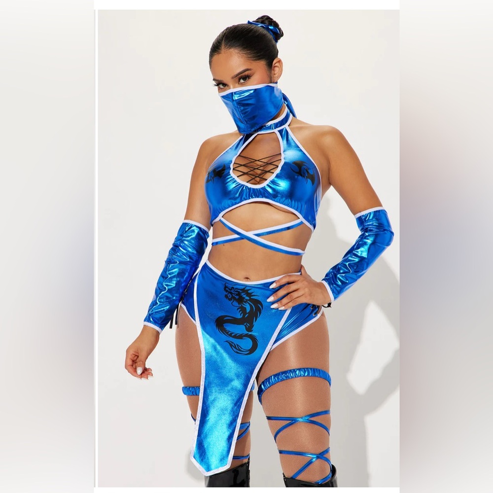 Medium costume brand new can shop same day!
